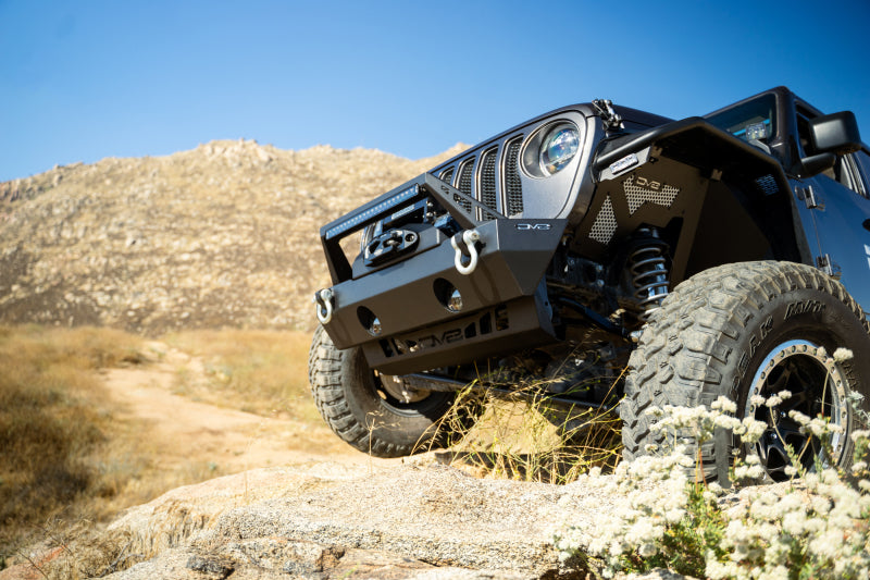 Load image into Gallery viewer, DV8 Offroad 18-23 Jeep Wrangler JL/JT Front Bumper Sway-Bar Disconnect Motor Skid Plate
