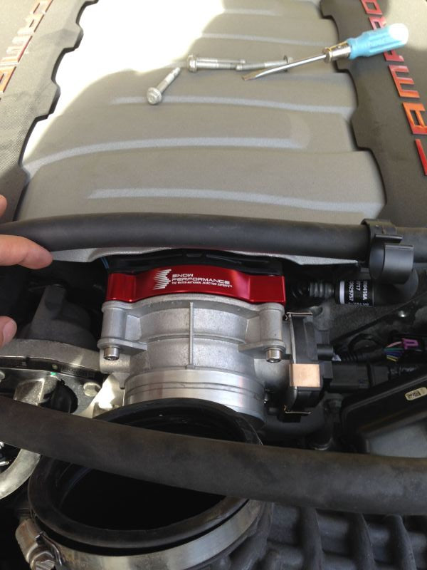 Load image into Gallery viewer, Snow Performance 16-17 Camaro Stg 2 Boost Cooler F/I Water Injection Kit (SS Braided Line &amp; 4AN)

