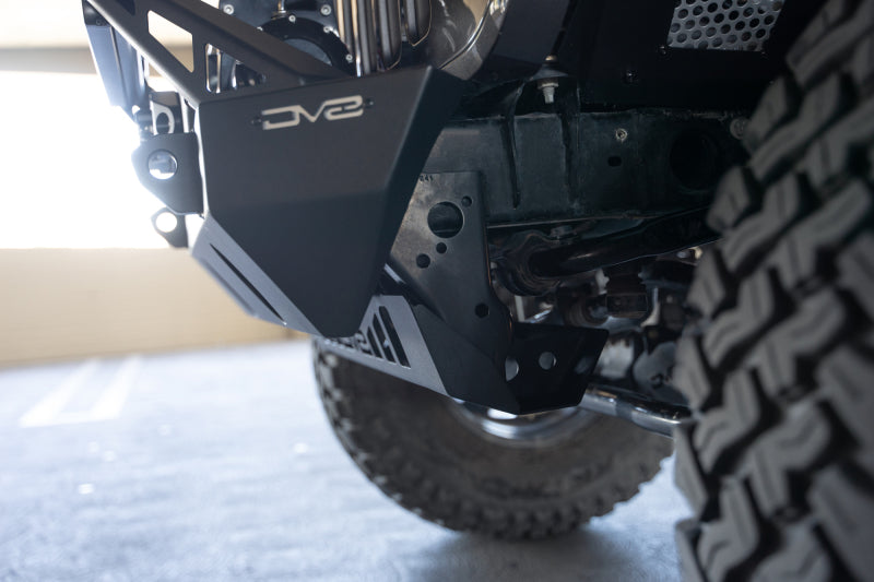 Load image into Gallery viewer, DV8 Offroad 18-23 Jeep Wrangler JL/JT Front Bumper Sway-Bar Disconnect Motor Skid Plate
