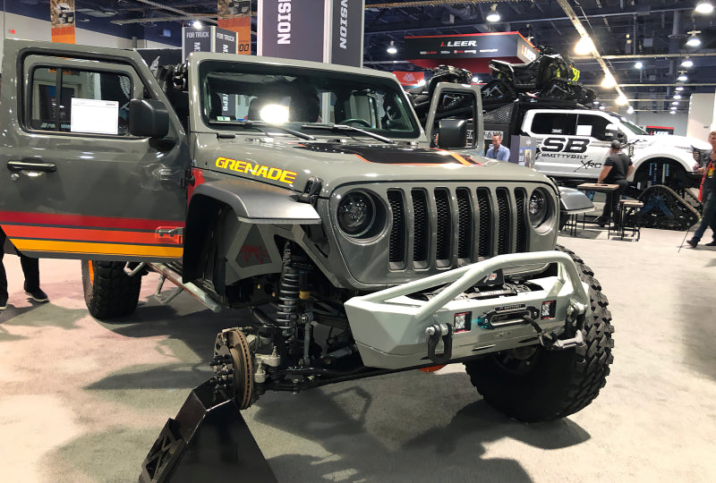 Load image into Gallery viewer, Oracle Jeep JL/Gladiator JT Oculus Switchback Bi-LED Projector Headlights - Amber/White Switchback
