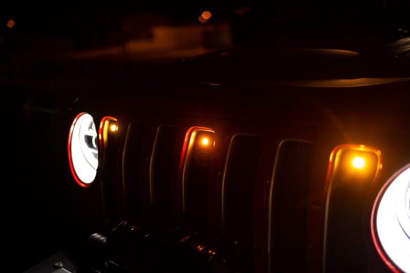 Load image into Gallery viewer, DV8 Offroad 2018+ Jeep JL Grill Amber Marker Lights
