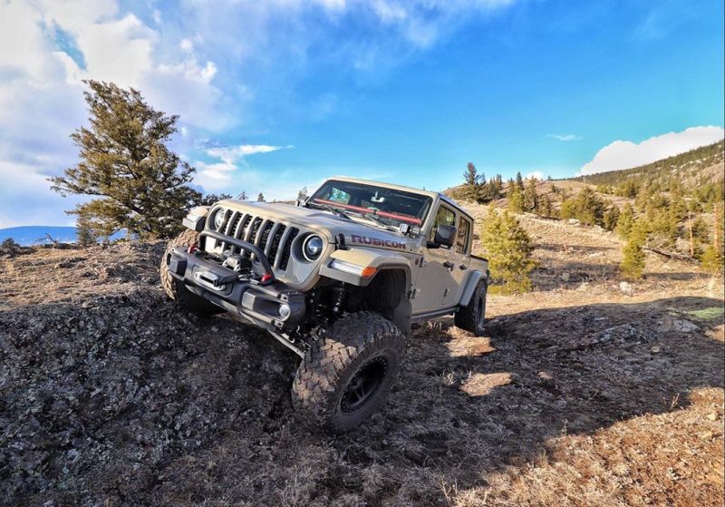 Load image into Gallery viewer, Oracle Jeep JL/Gladiator JT Oculus Switchback Bi-LED Projector Headlights - Amber/White Switchback
