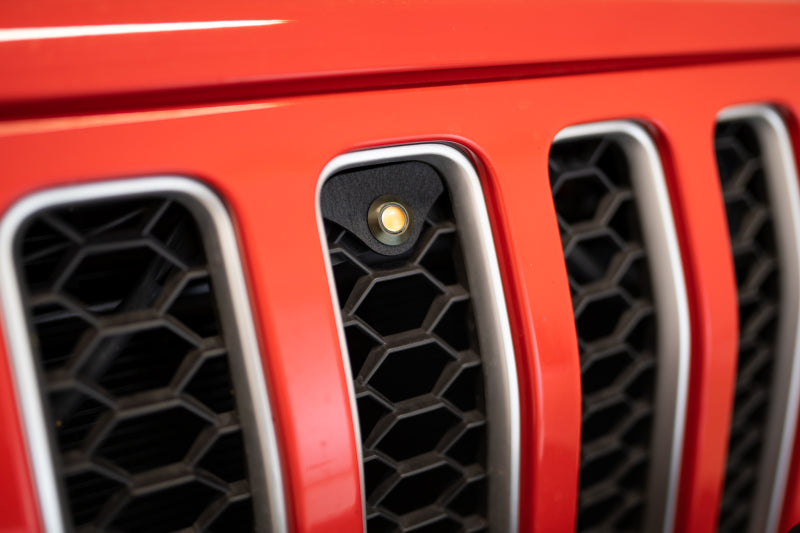 Load image into Gallery viewer, DV8 Offroad 2018+ Jeep JL Grill Amber Marker Lights
