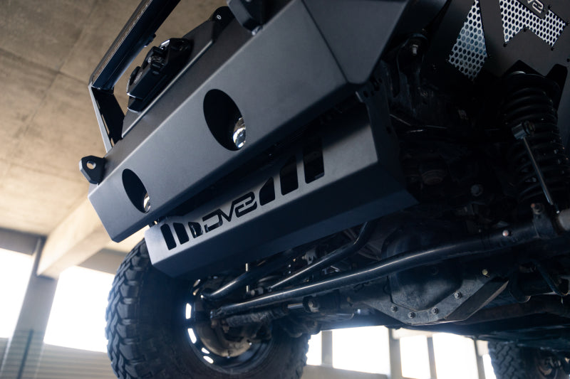 Load image into Gallery viewer, DV8 Offroad 18-23 Jeep Wrangler JL/JT Front Bumper Sway-Bar Disconnect Motor Skid Plate
