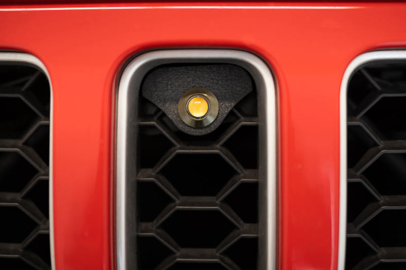 Load image into Gallery viewer, DV8 Offroad 2018+ Jeep JL Grill Amber Marker Lights
