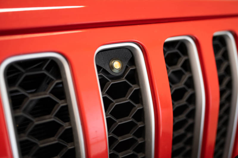 Load image into Gallery viewer, DV8 Offroad 2018+ Jeep JL Grill Amber Marker Lights
